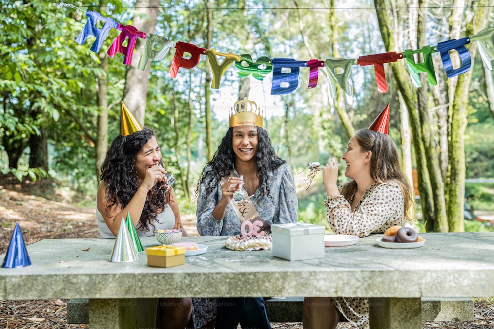 Un grupo de mujeres sentadas en una mesa de picnic