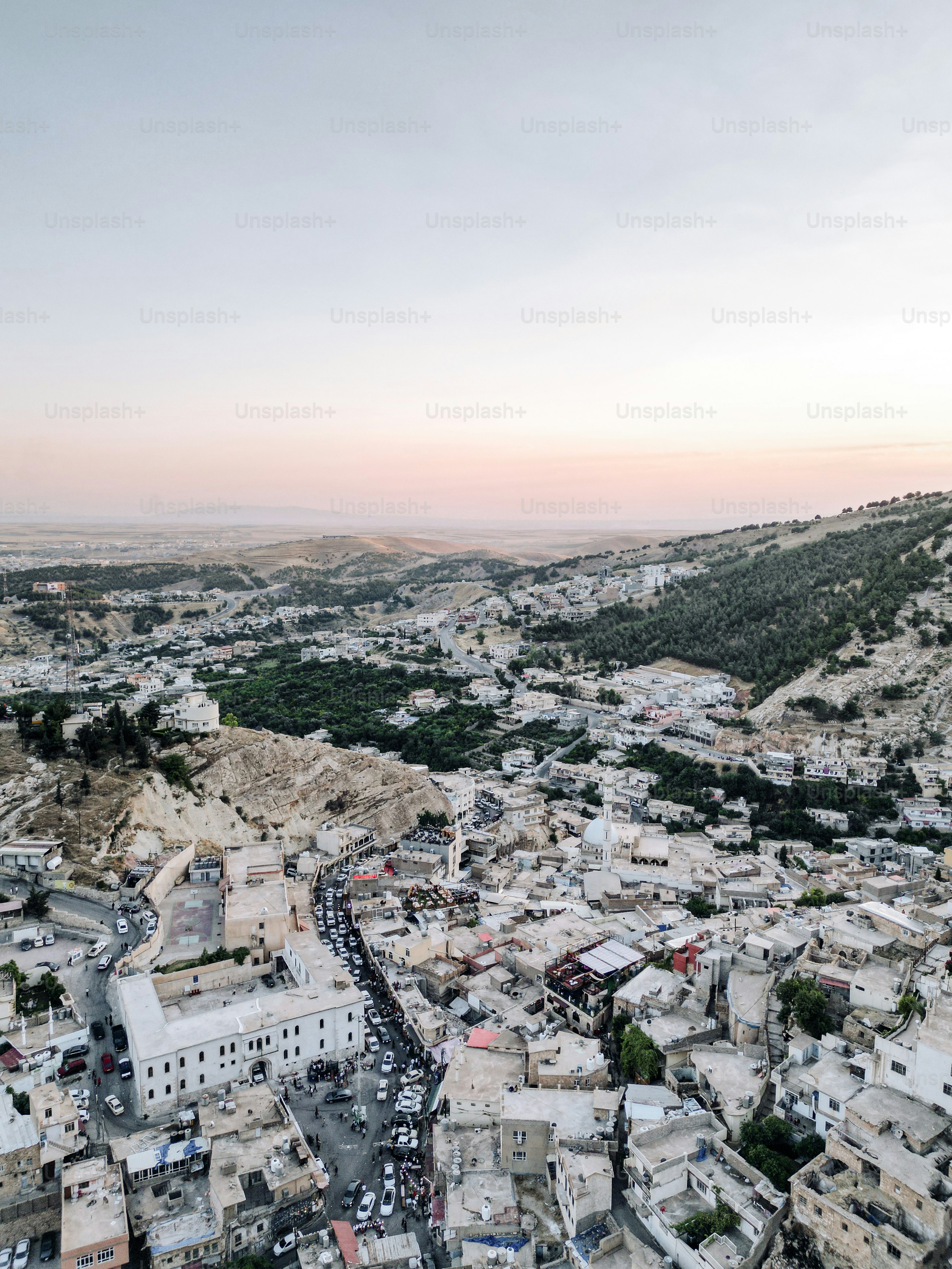Luftaufnahme einer Stadt mit viel Verkehr
