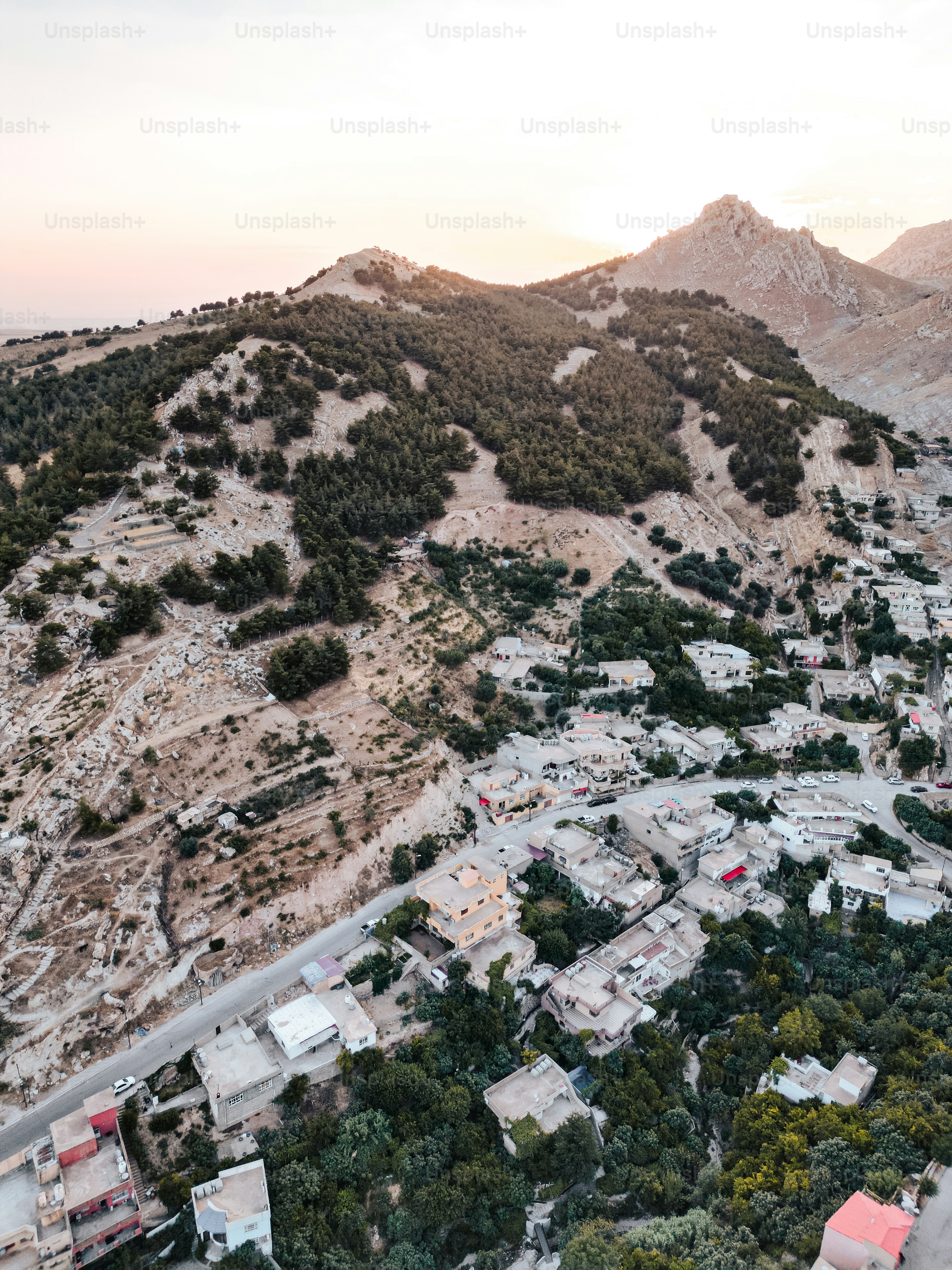 Luftaufnahme einer Kleinstadt in den Bergen