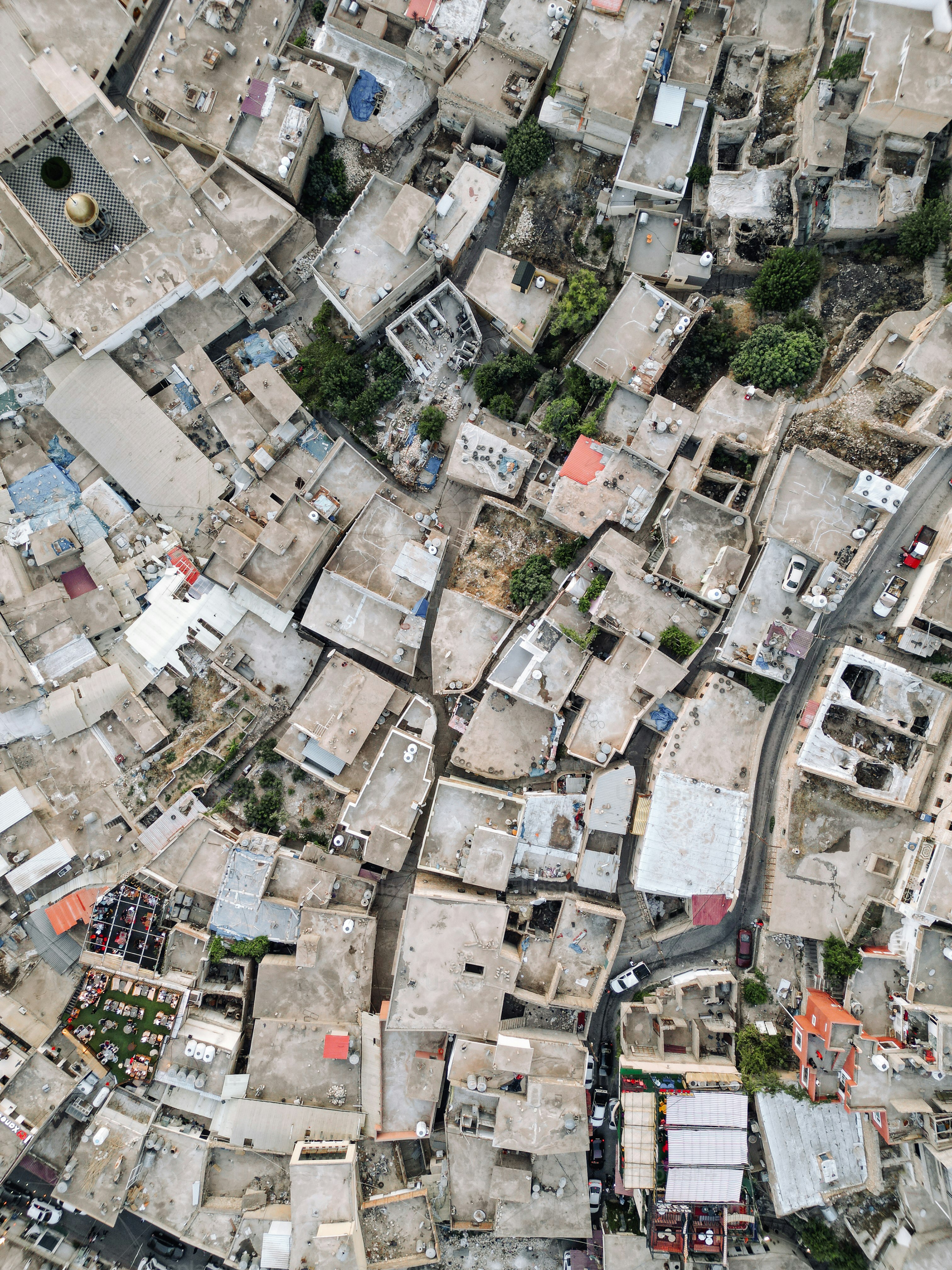 Luftaufnahme einer Stadt mit vielen Gebäuden