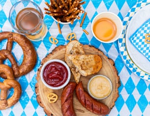 Una mesa cubierta con un plato de comida y pretzels