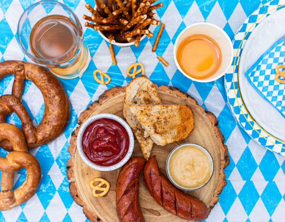 uma mesa coberta com um prato de comida e pretzels