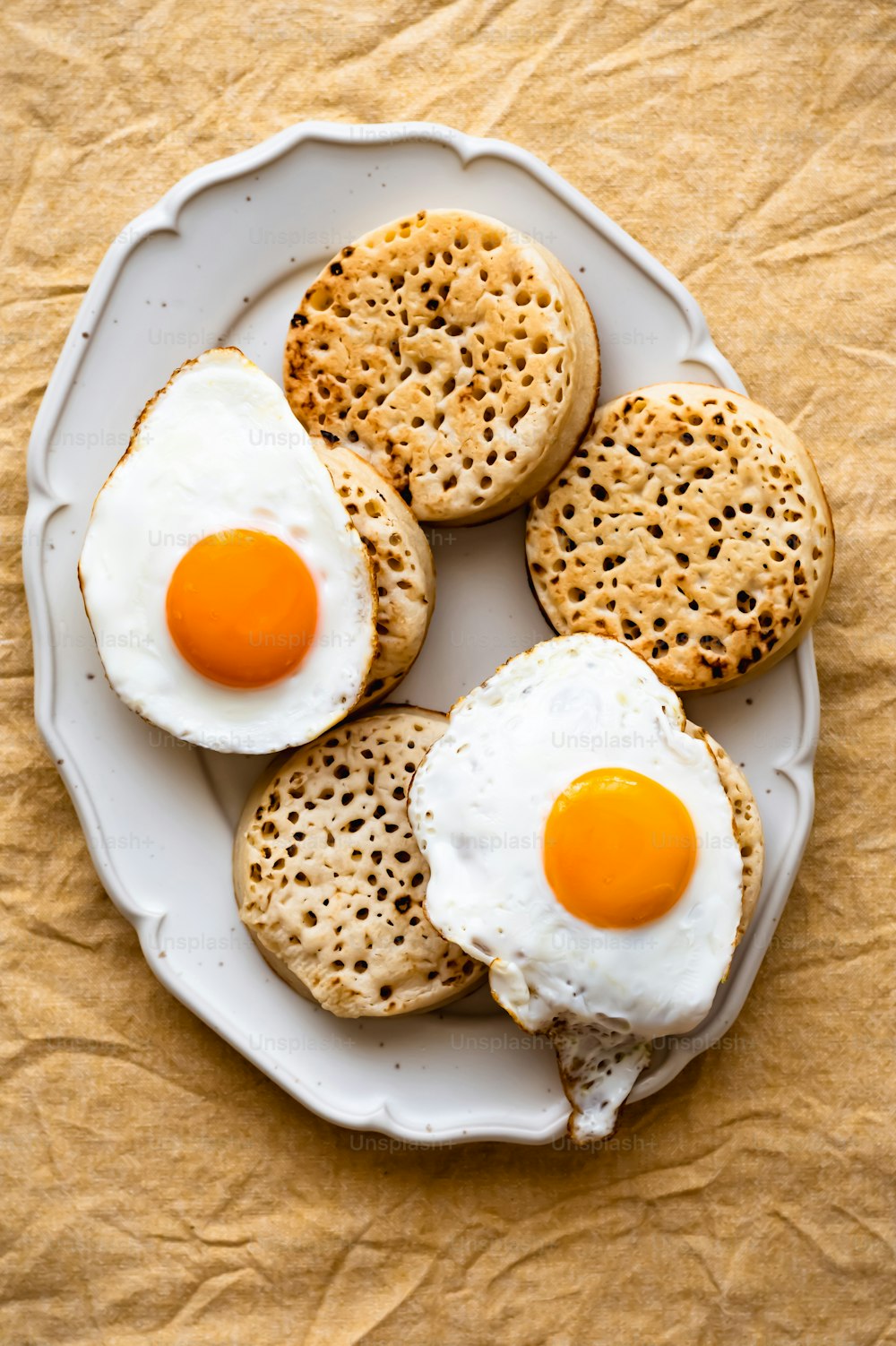 un plato blanco cubierto con galletas saladas y huevos