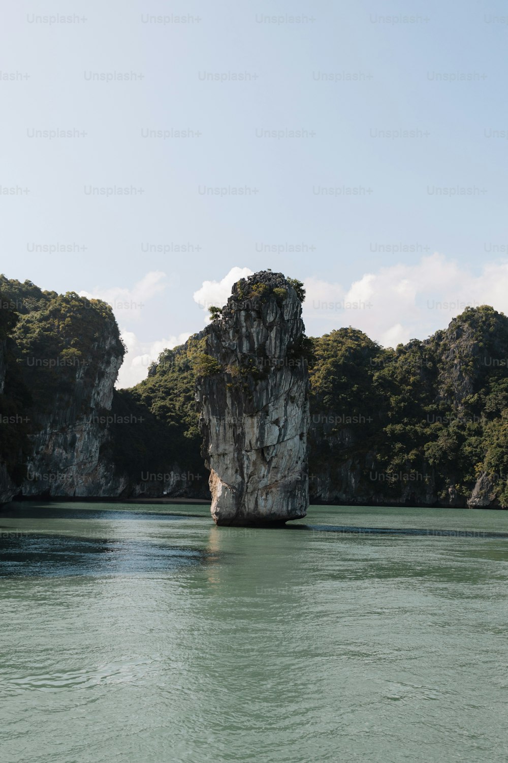 Una gran roca que sobresale del agua