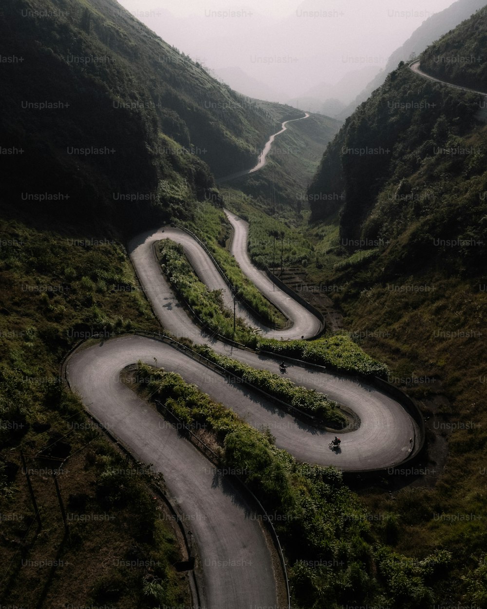 Uma estrada sinuosa no meio de uma montanha