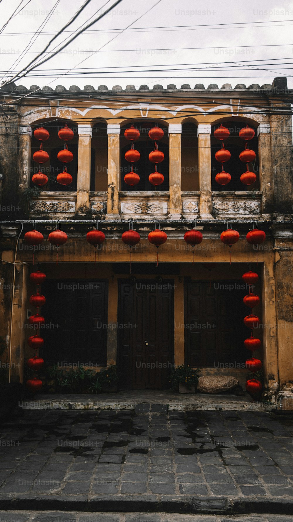 Un edificio con lanterne rosse appese alle sue finestre