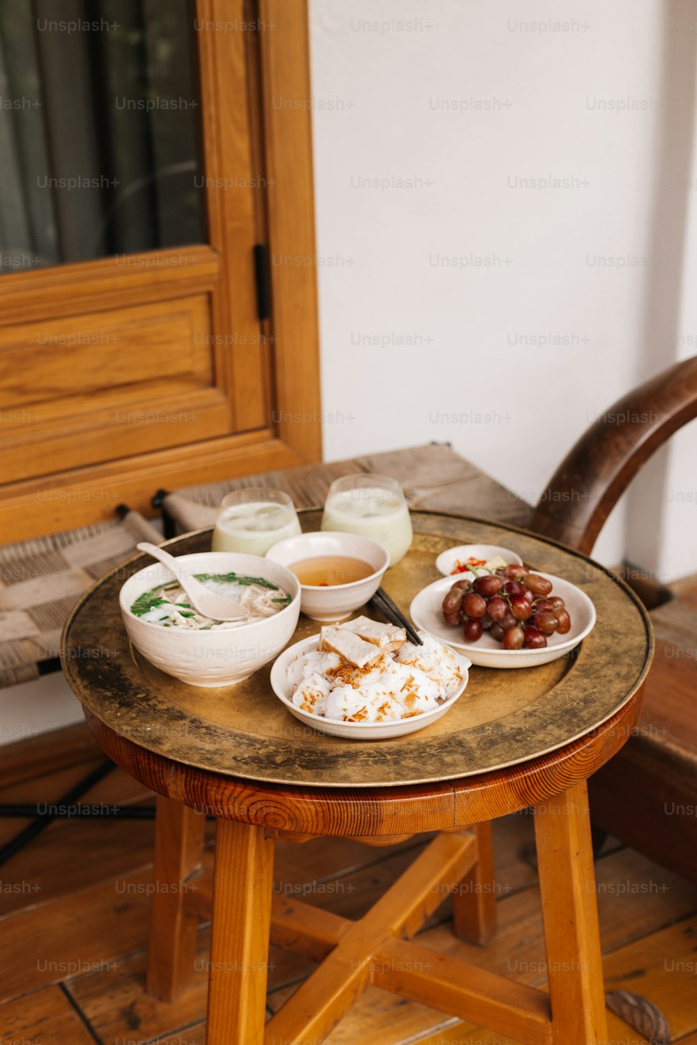 uma mesa de madeira coberta com pratos de comida