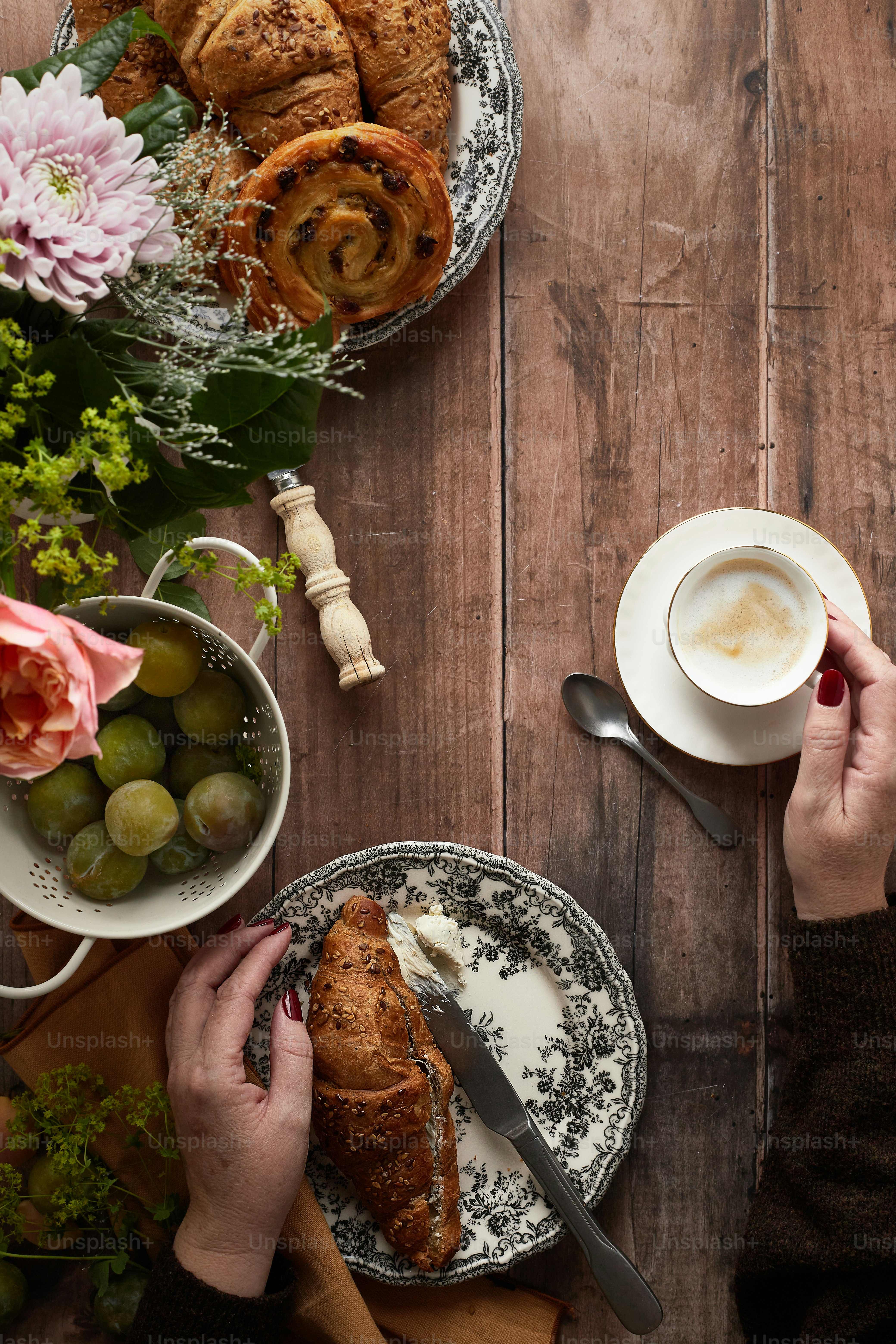 ein Tisch mit Tellern mit Essen und einer Tasse Kaffee