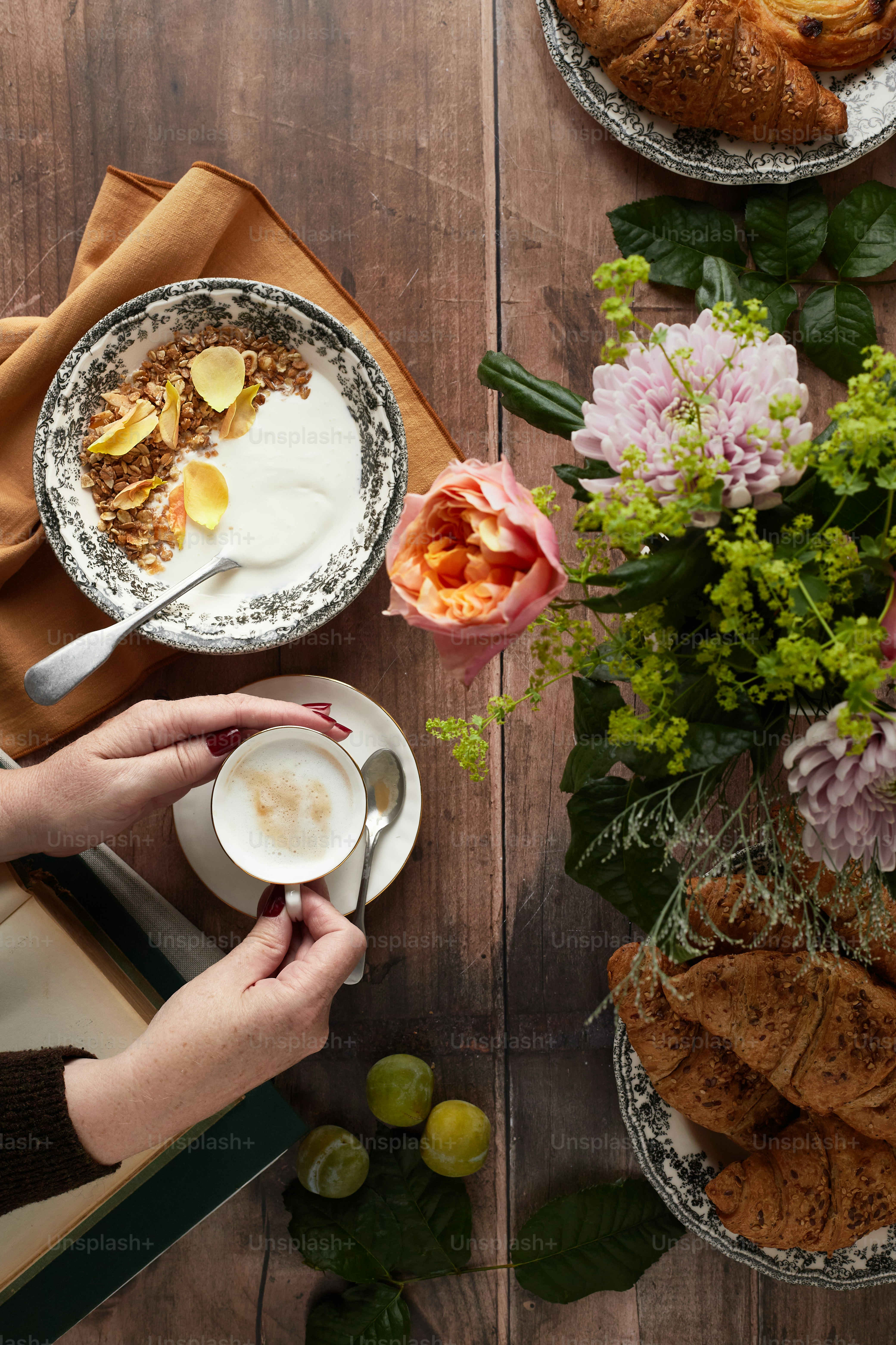 ein Tisch mit Tellern mit Essen und Blumen