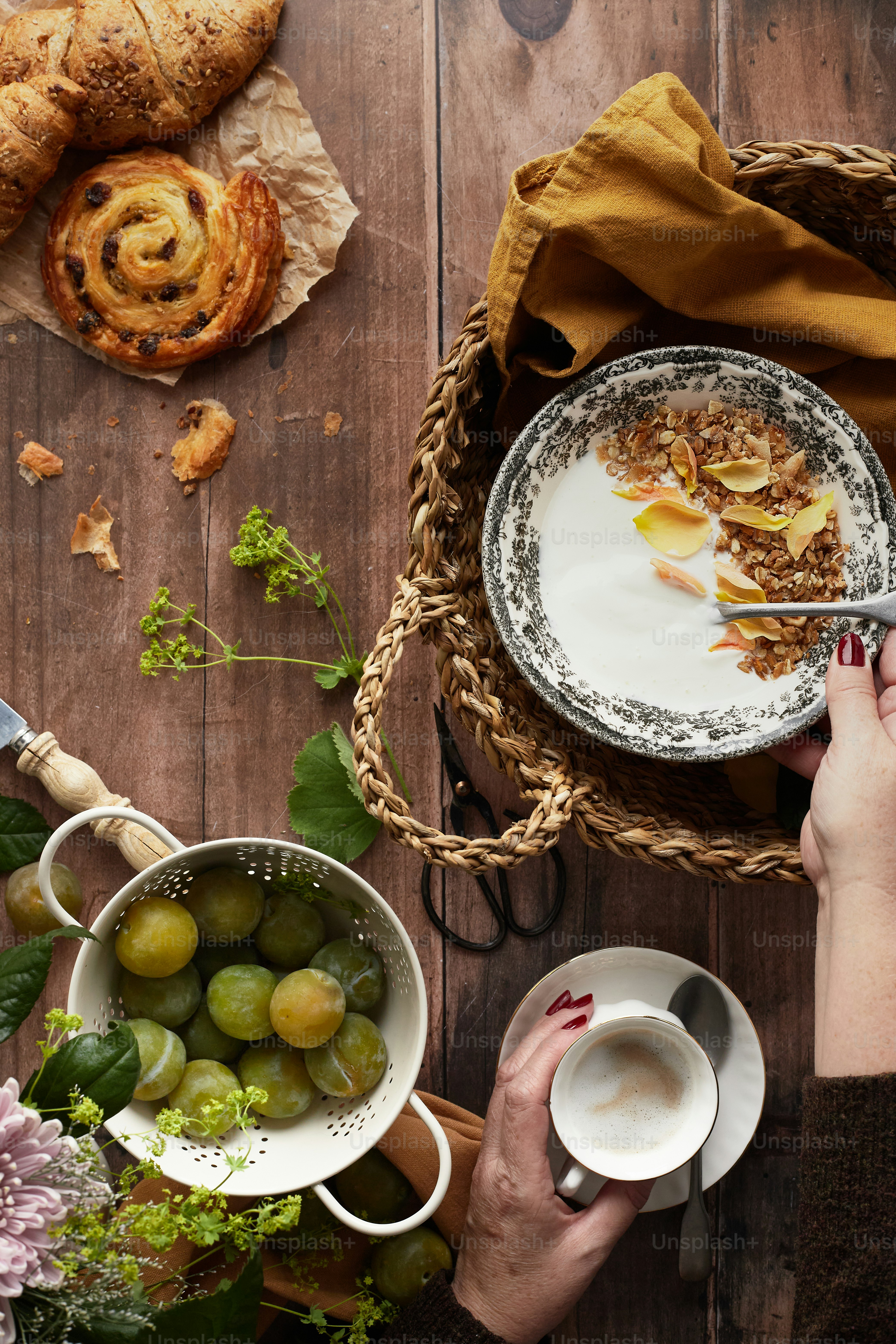 eine Person, die einen Löffel über eine Schüssel mit Essen hält