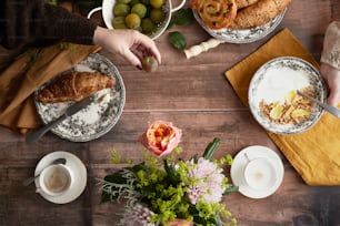 une table surmontée d’assiettes de nourriture et de fleurs