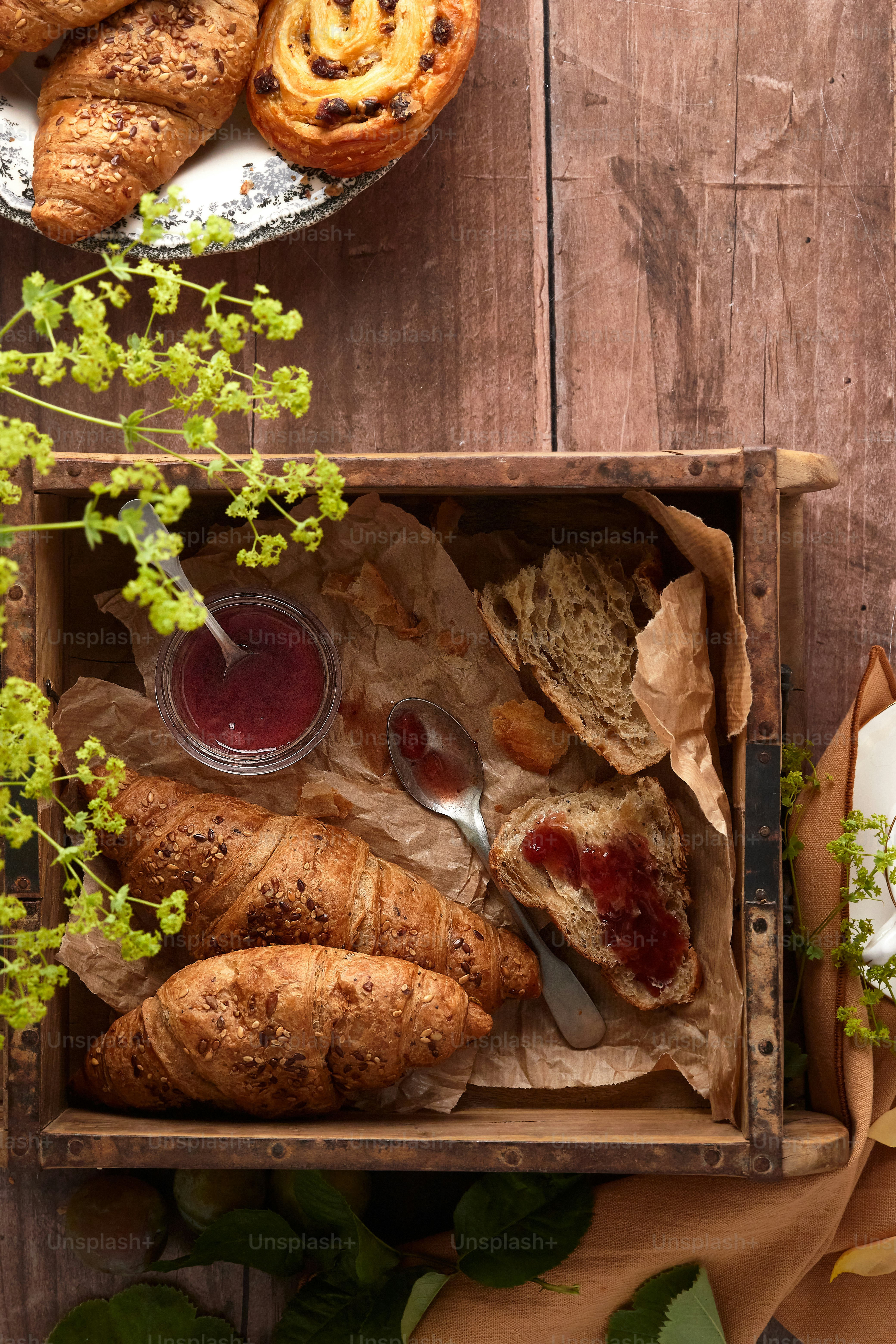 eine Holzkiste, gefüllt mit Brot und Gebäck