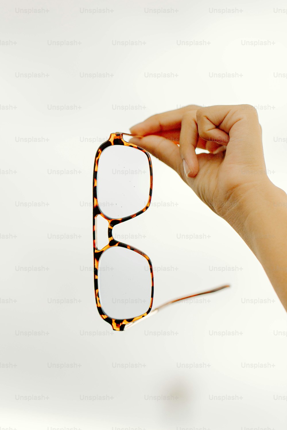 uma pessoa segurando um par de óculos