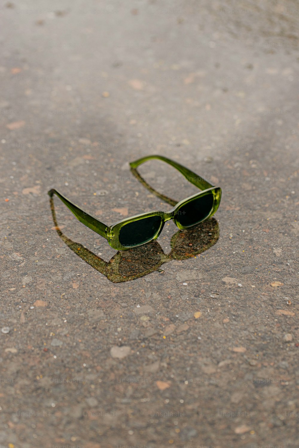 바닥에 누워있는 한 쌍의 선글라스