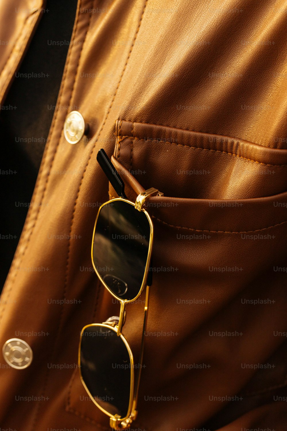 Un primer plano de un par de gafas de sol en un bolsillo