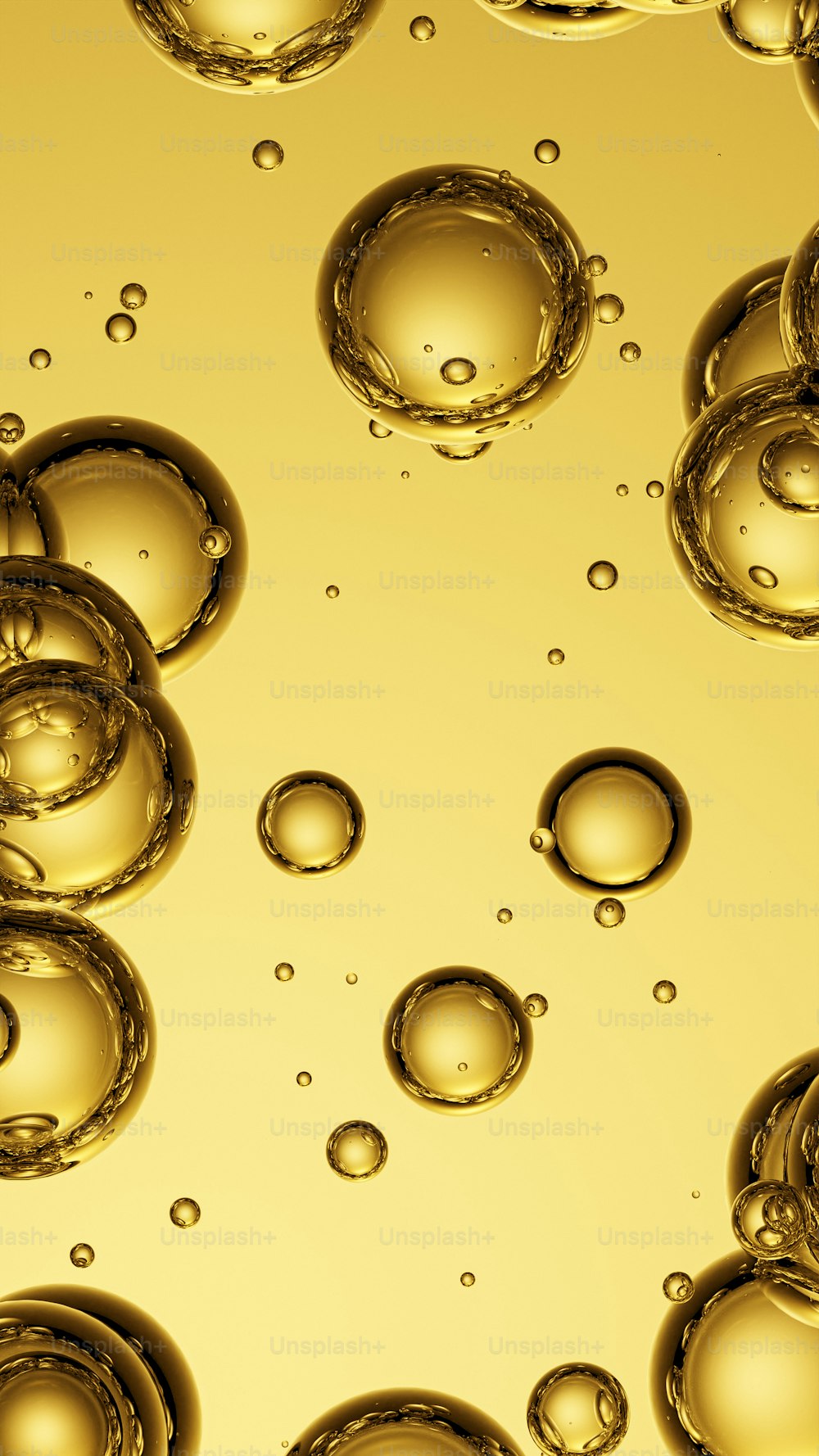 Un primo piano di bolle d'acqua su sfondo giallo