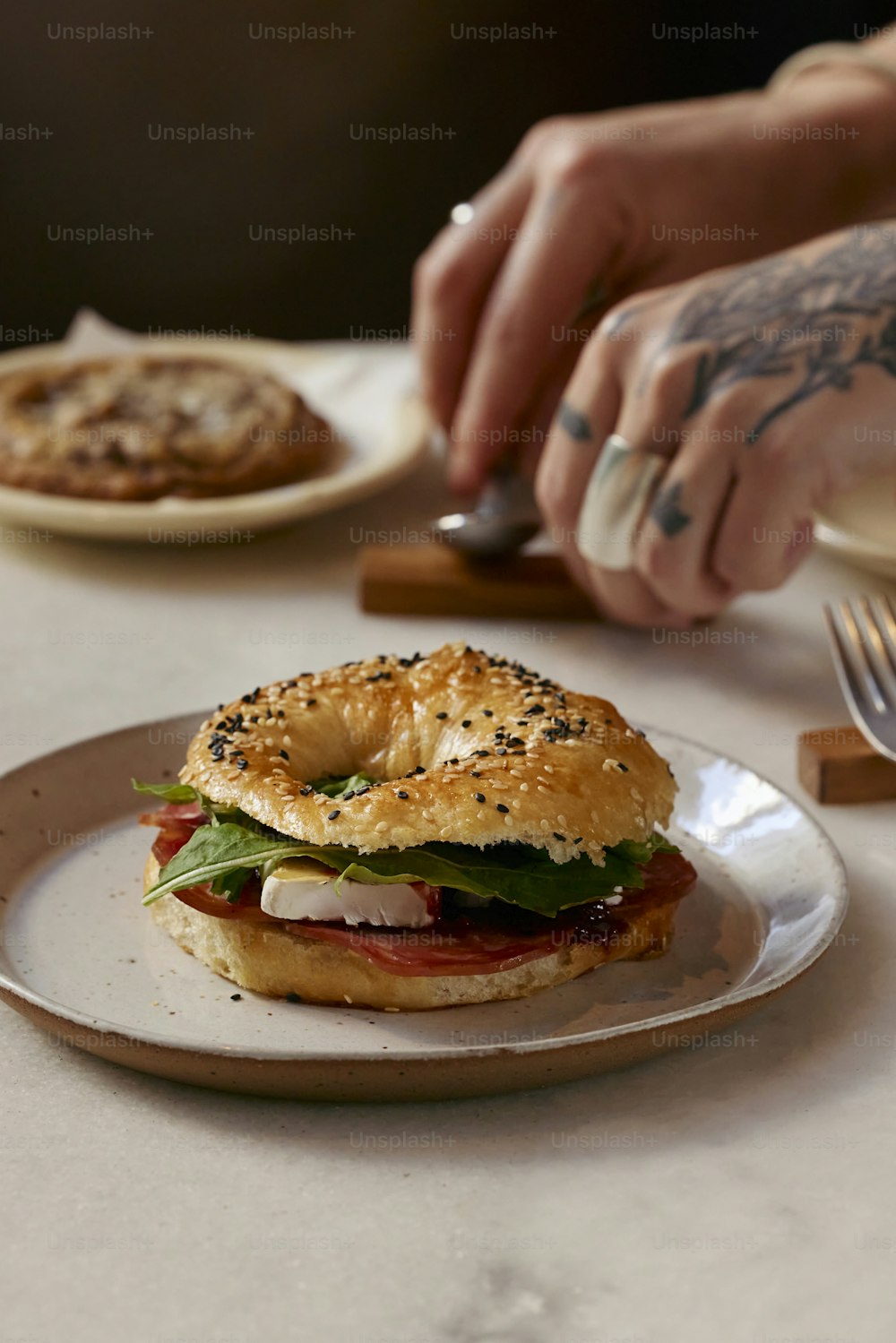 um sanduíche está sentado em um prato sobre uma mesa