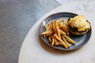 ein Teller mit einem Burger und Pommes drauf