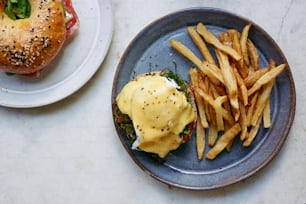 ein Teller Pommes und ein Burger auf einem Tisch