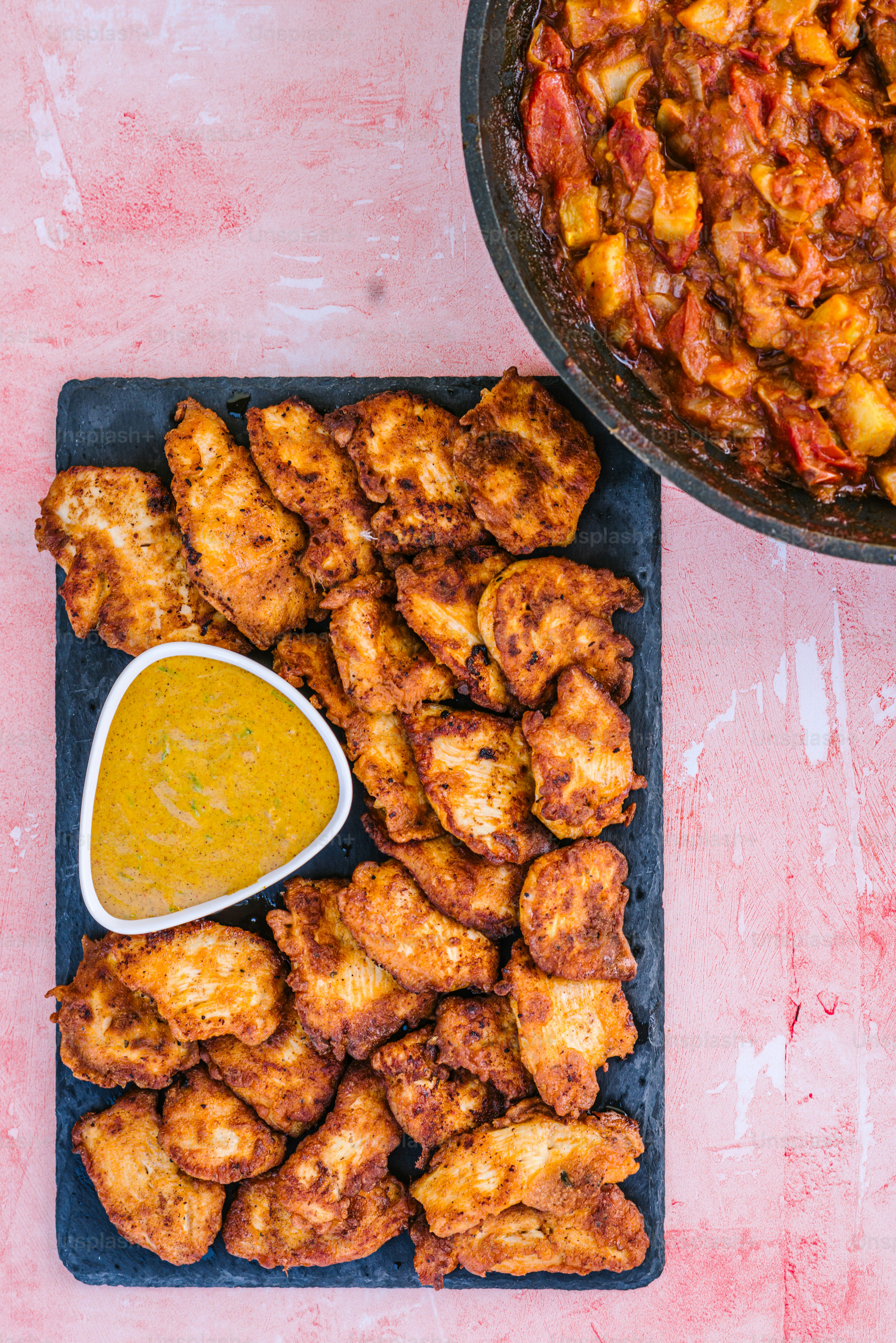 sepiring sayap ayam dan semangkuk saus