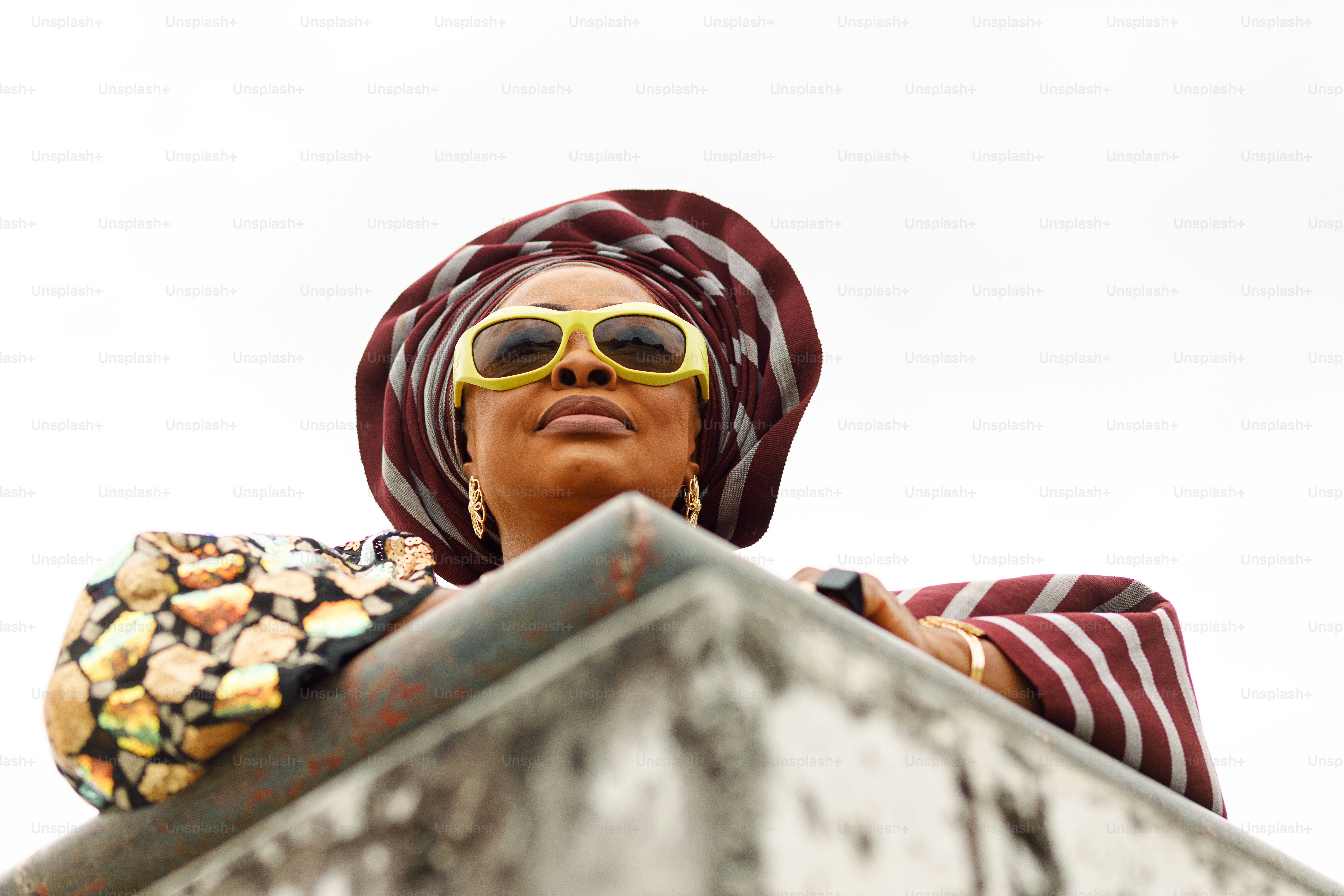 サングラスとヘッドスカーフを身に着けた女性