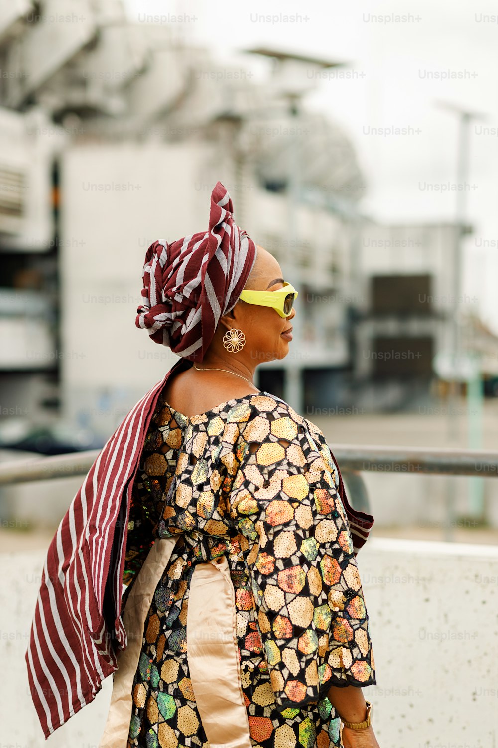 Una mujer caminando por una calle con una bufanda en la cabeza