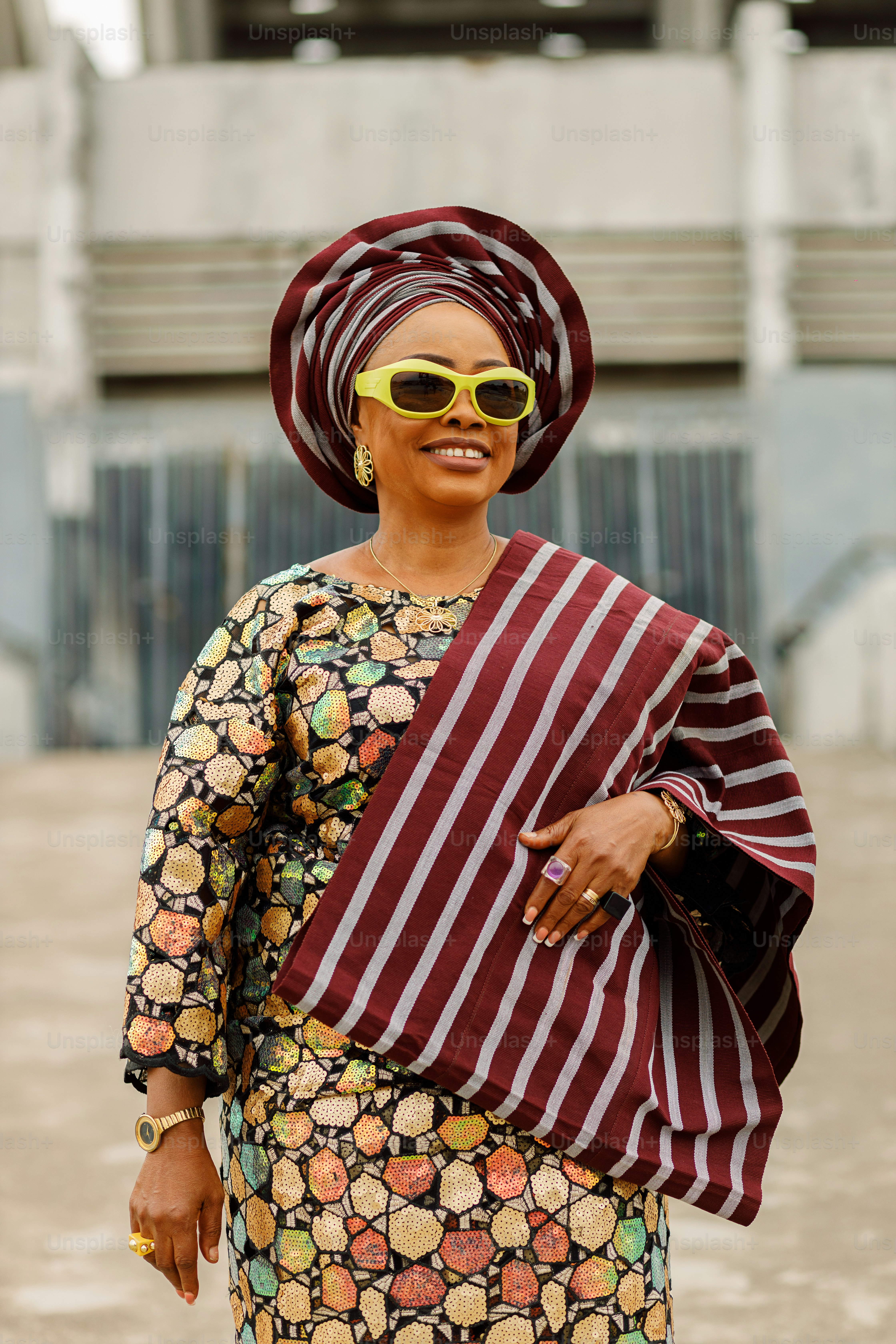Una mujer con un vestido colorido y un sombrero