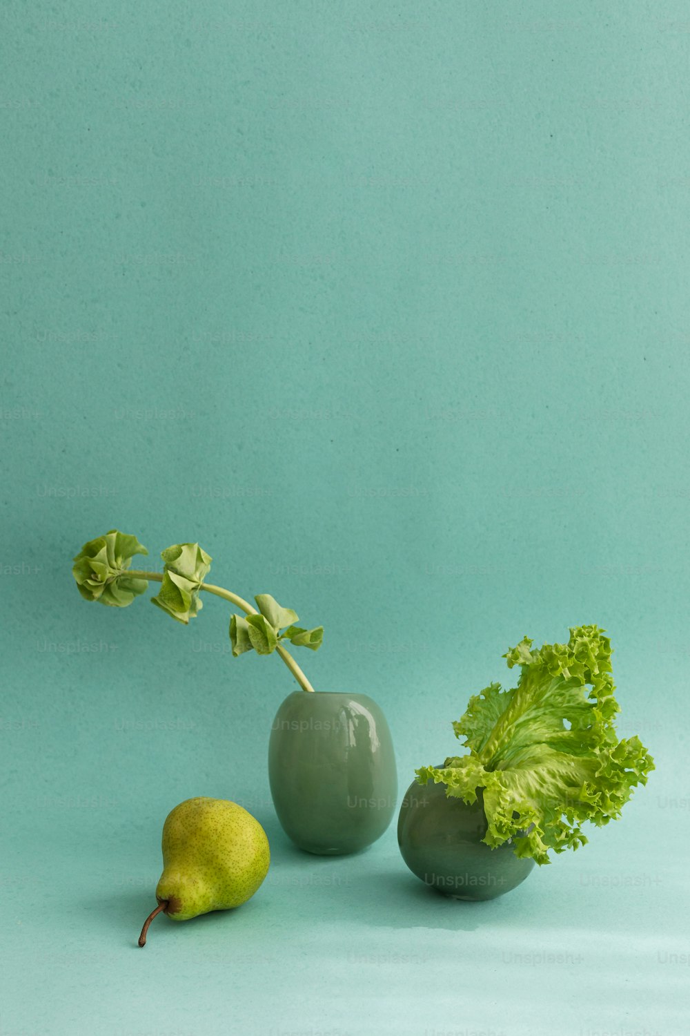 青の背景に果物と野菜のカップル