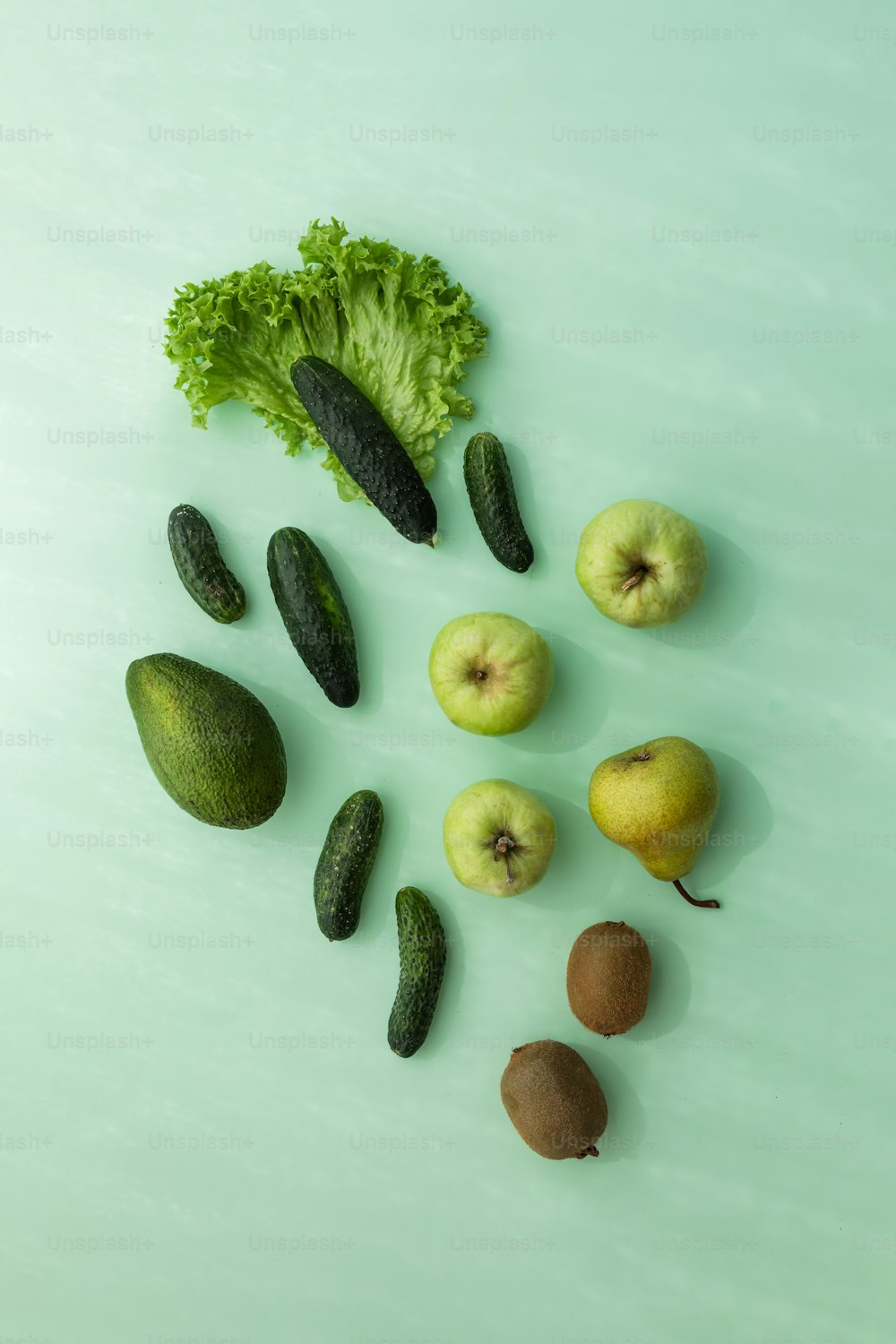 테이블 위에 앉아 있는 과일과 채소 그룹
