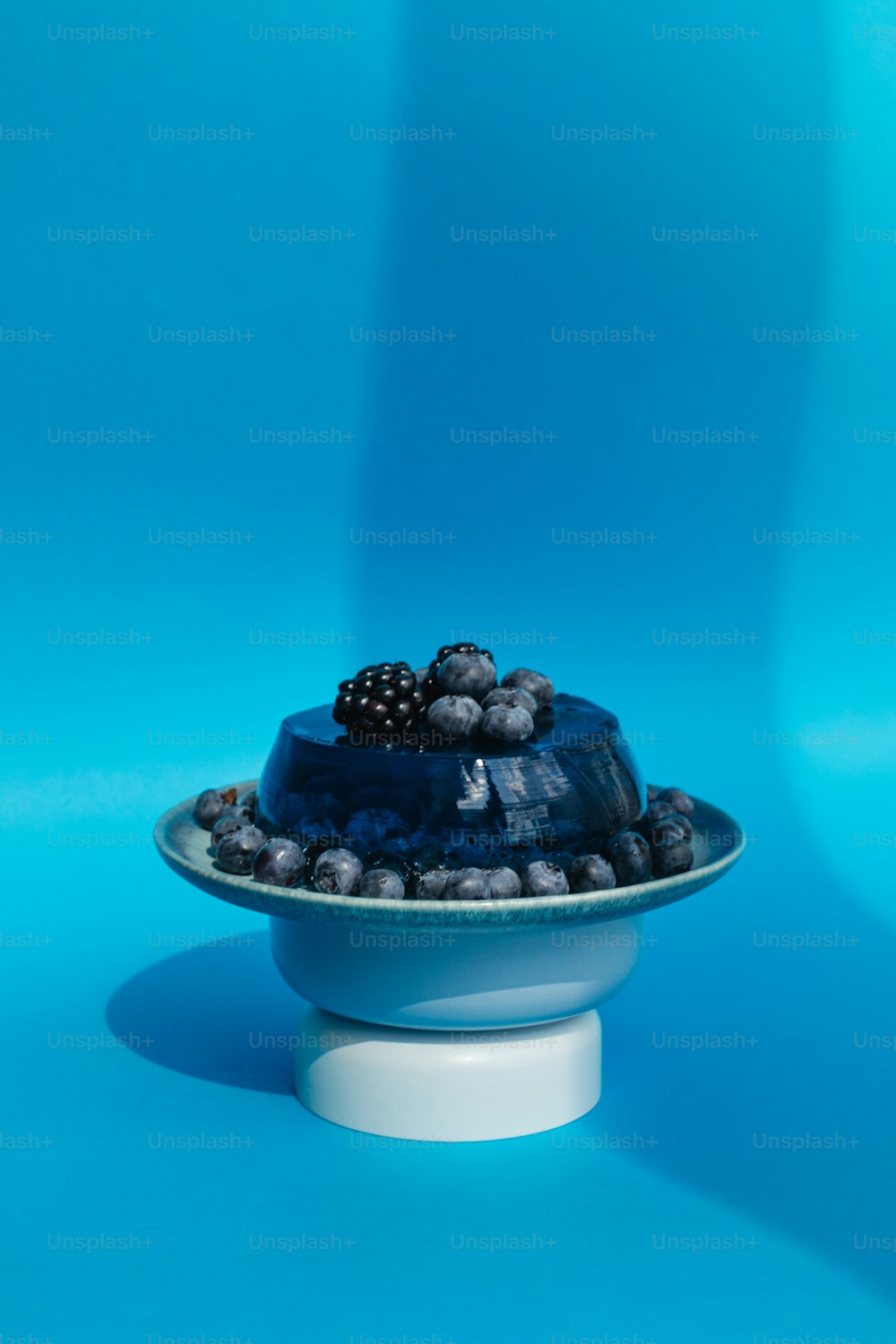 una torta blu seduta sopra un piatto blu