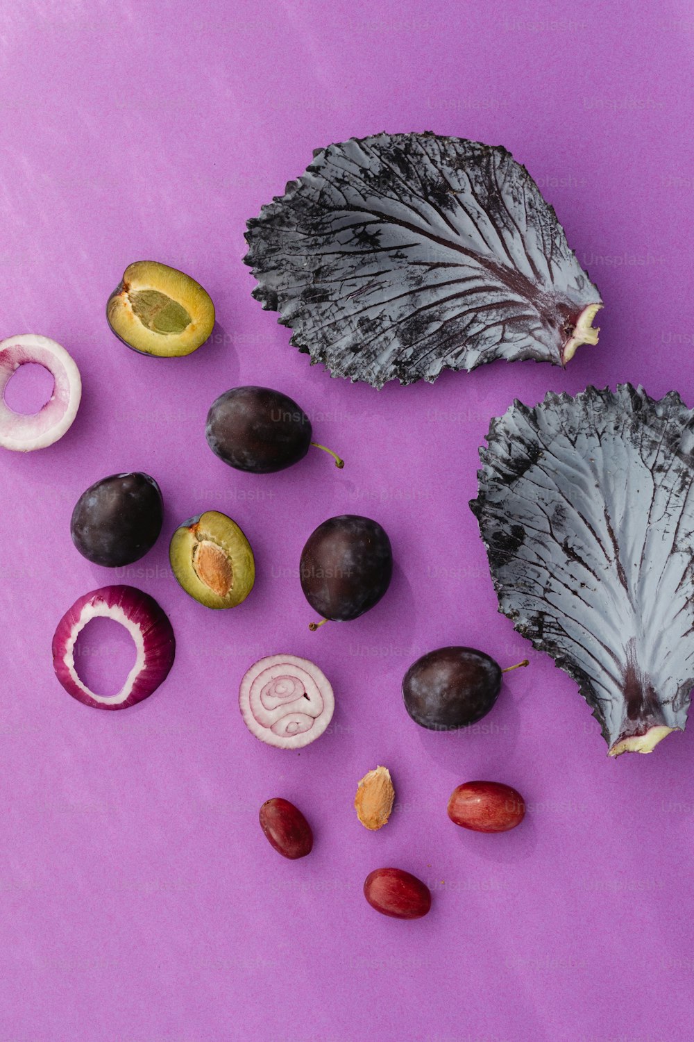 Un surtido de frutas y verduras sobre una superficie púrpura