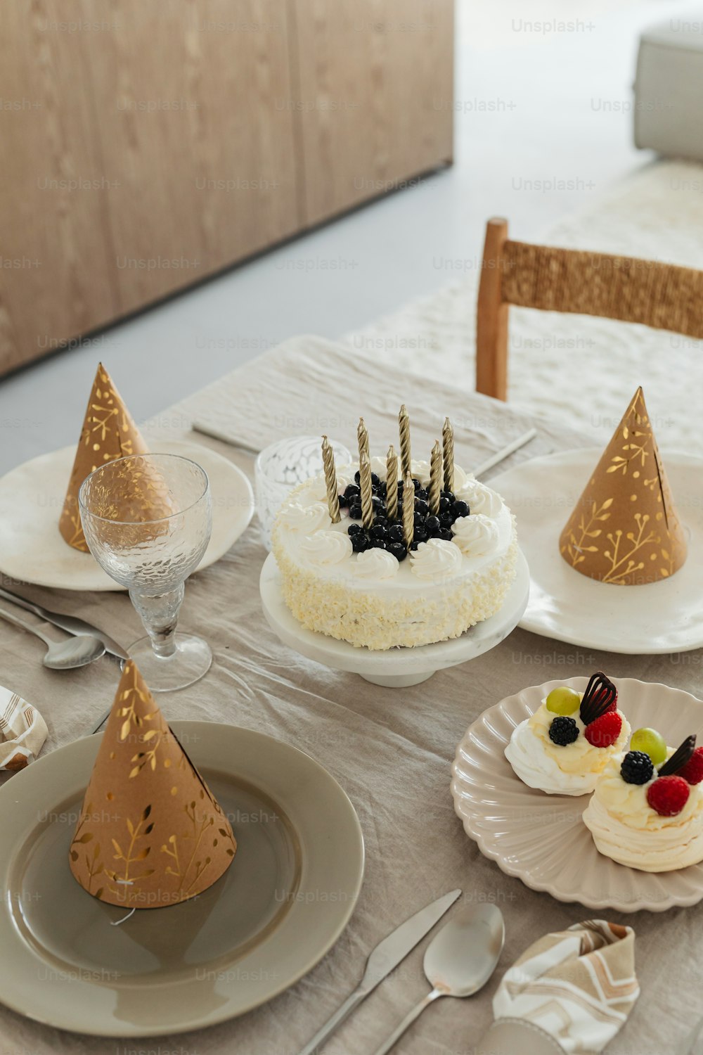 una mesa cubierta con un pastel cubierto de glaseado
