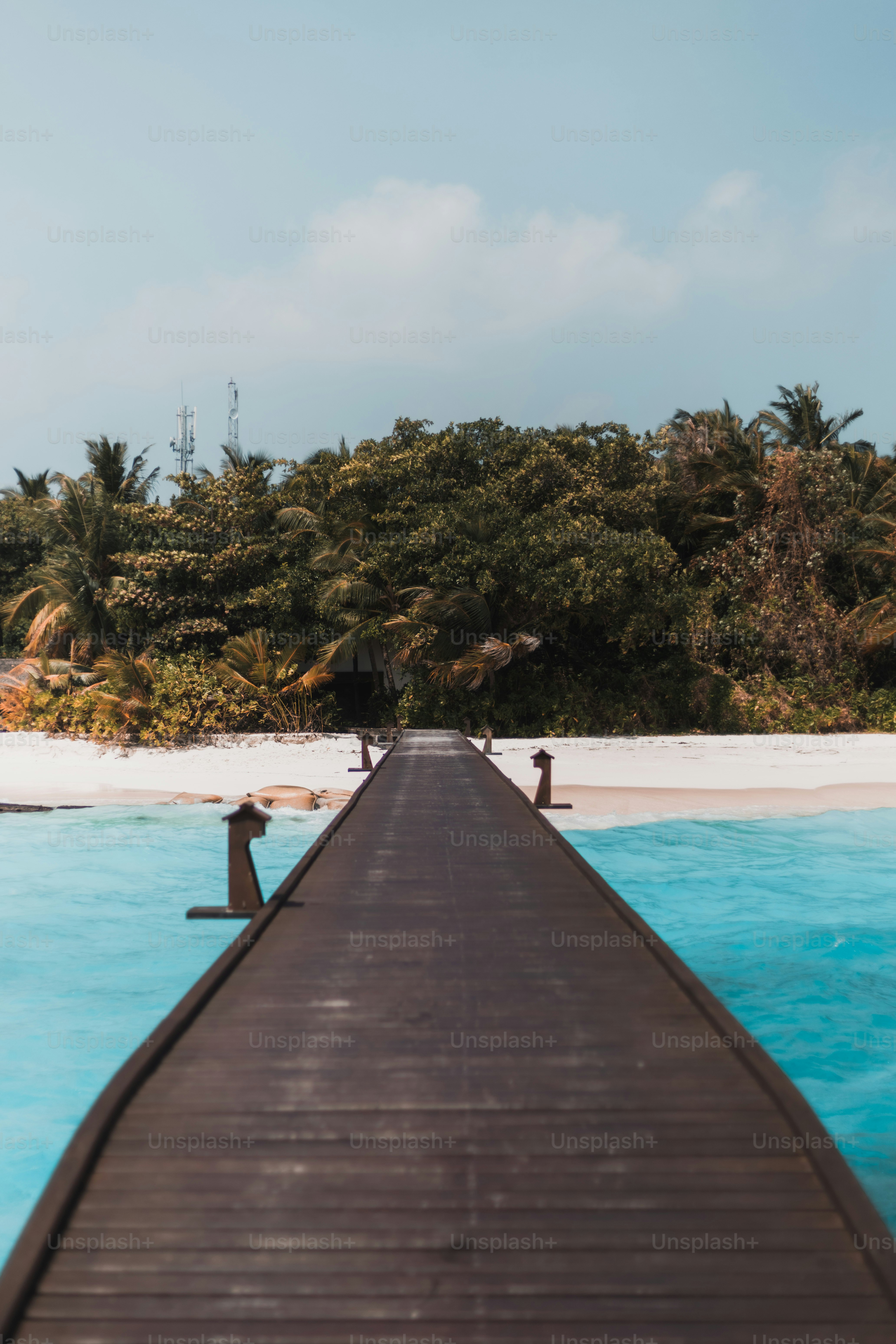 eine lange Holzbrücke über ein Gewässer