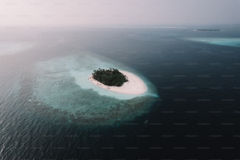 海の真ん中にある小さな島