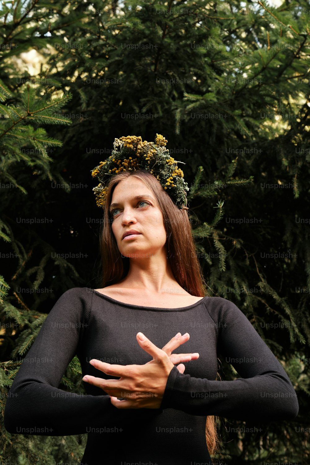 uma mulher usando uma coroa de flores na cabeça