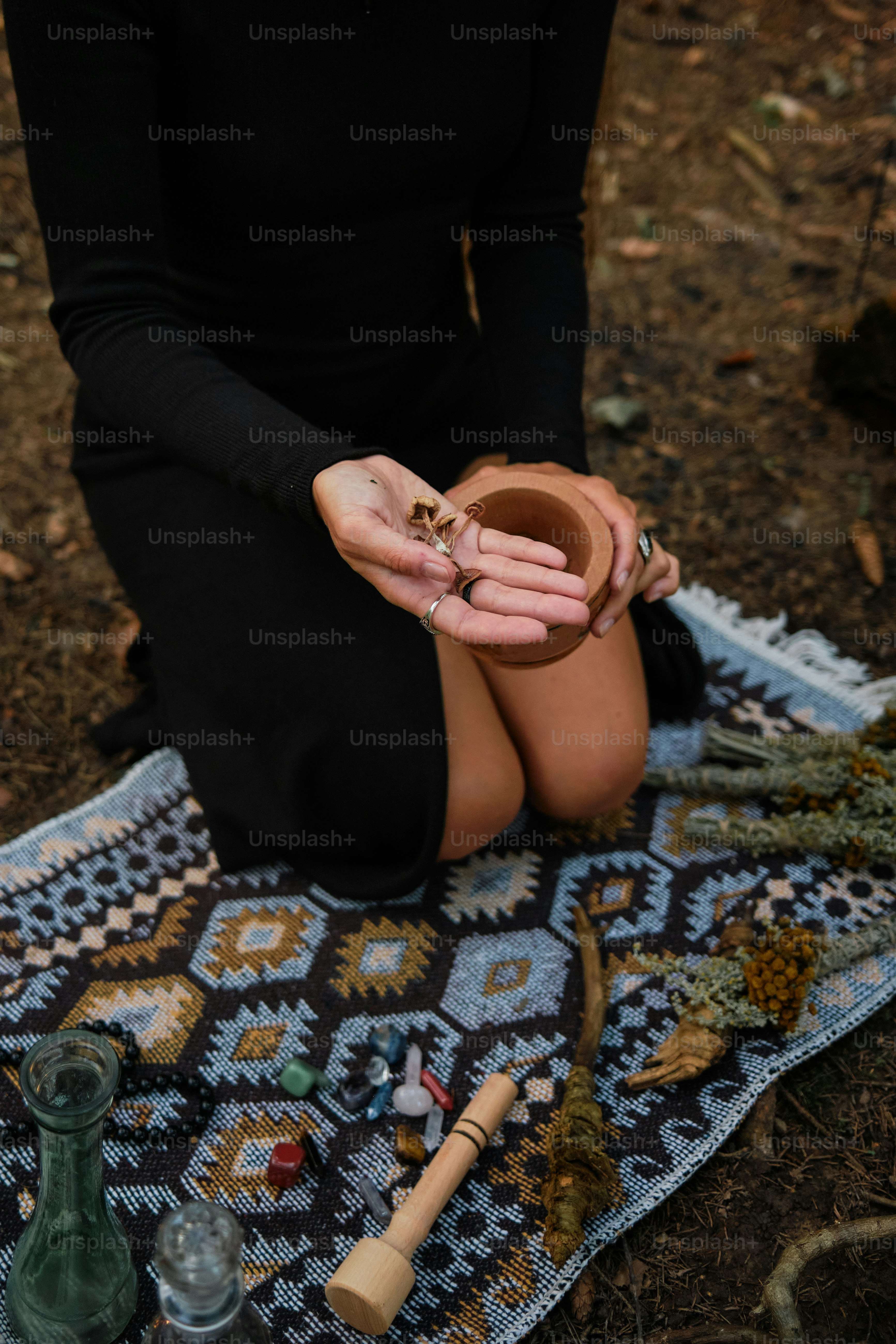 una donna seduta su un tappeto che tiene una ciotola