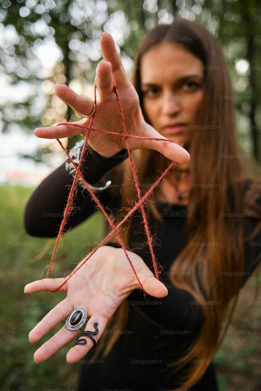 eine Frau, die ihre Hand mit einem Spinnennetz darauf ausstreckt