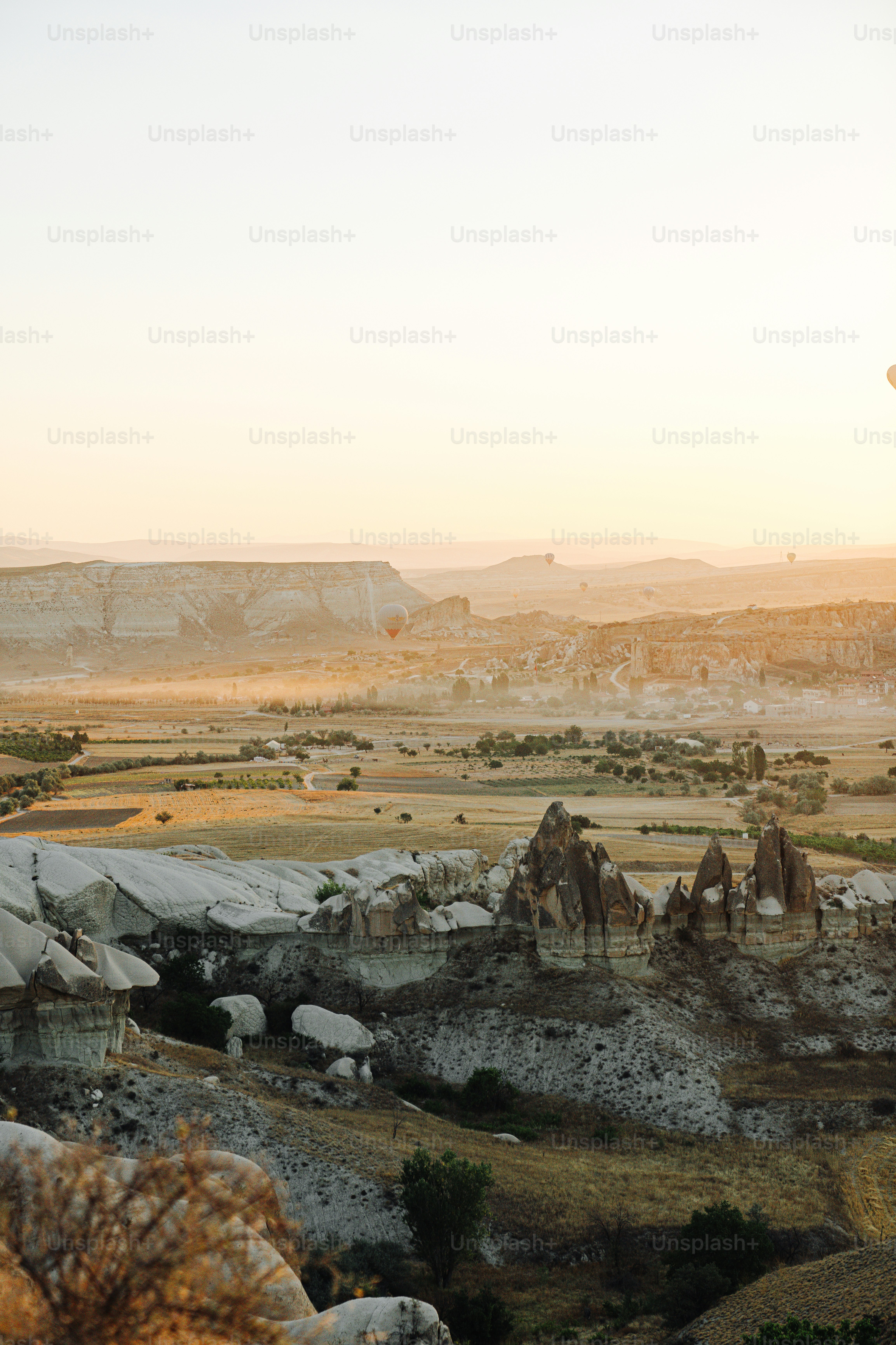 um grupo de pessoas montando camelos através de um deserto