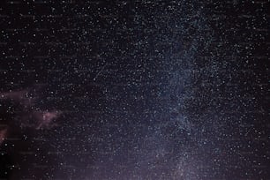 Le ciel nocturne est rempli d’étoiles et de nuages