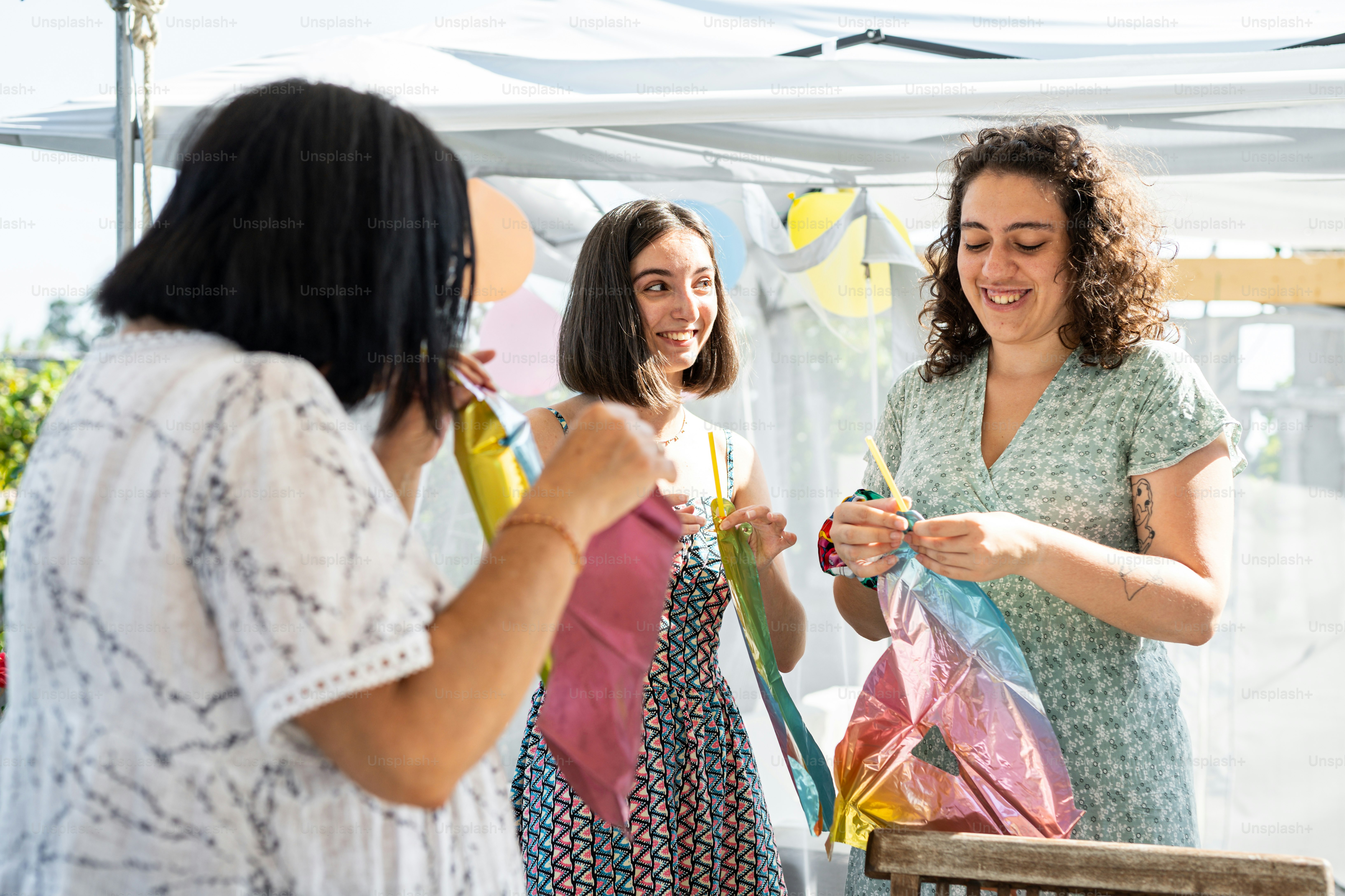 Eine Gruppe von Frauen, die nebeneinander stehen