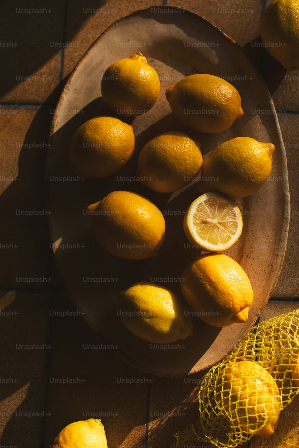 un piatto di limoni seduti su un tavolo