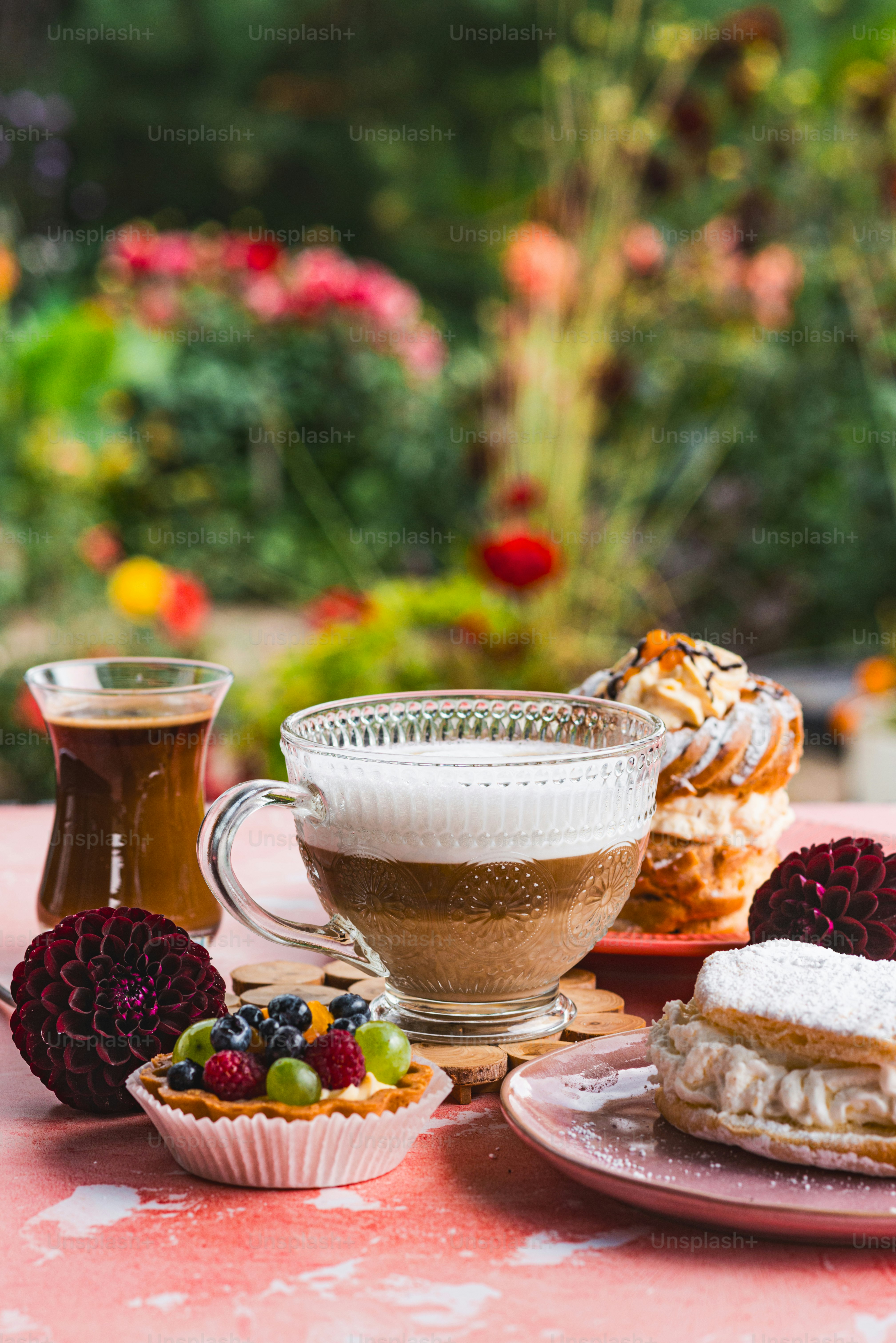 Ein Tisch mit einer Tasse Kaffee neben einem Teller mit Essen