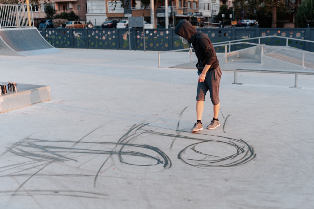 eine Person, die ein Skateboard in einem Skatepark fährt