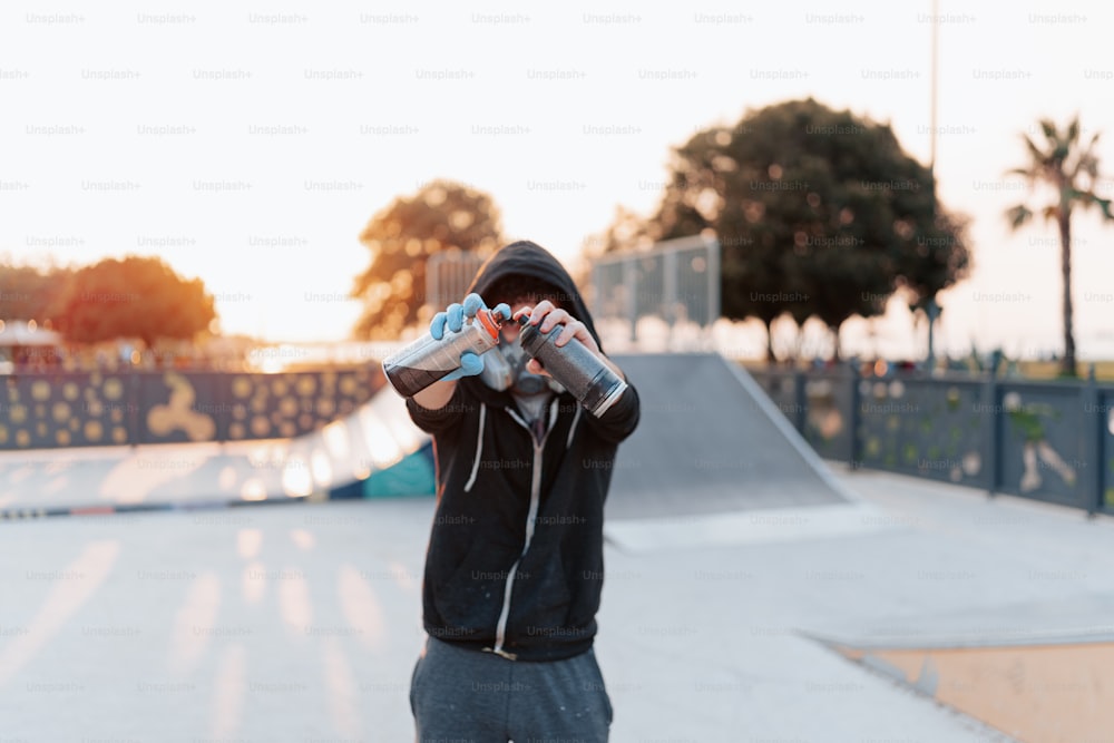 Un homme prenant une photo d’une rampe de skateboard