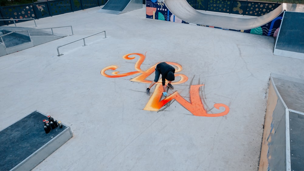 Un uomo su uno skateboard in uno skate park