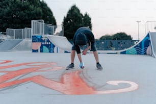 스케이트 공원에서 스케이트보드를 타고 몸을 굽히는 남자