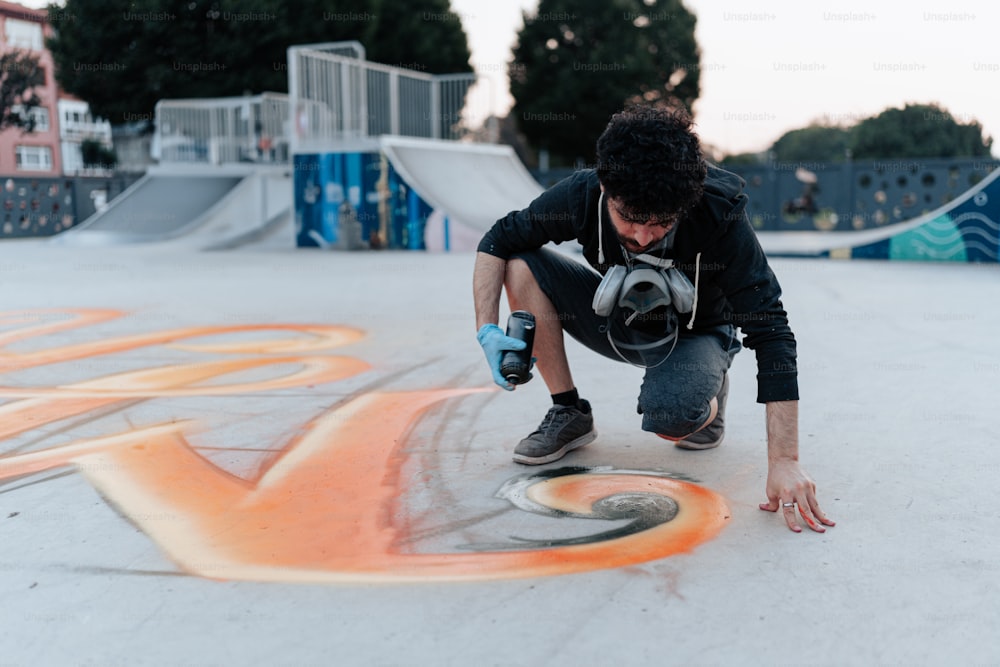 Un homme agenouillé sur une planche à roulettes dans un skatepark