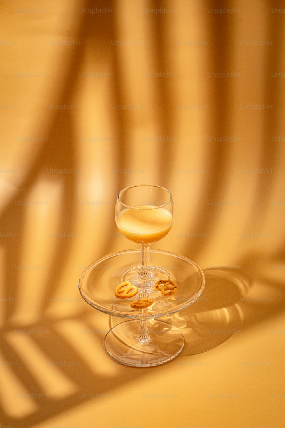 테이블 위에 앉아 있는 와인 한 잔