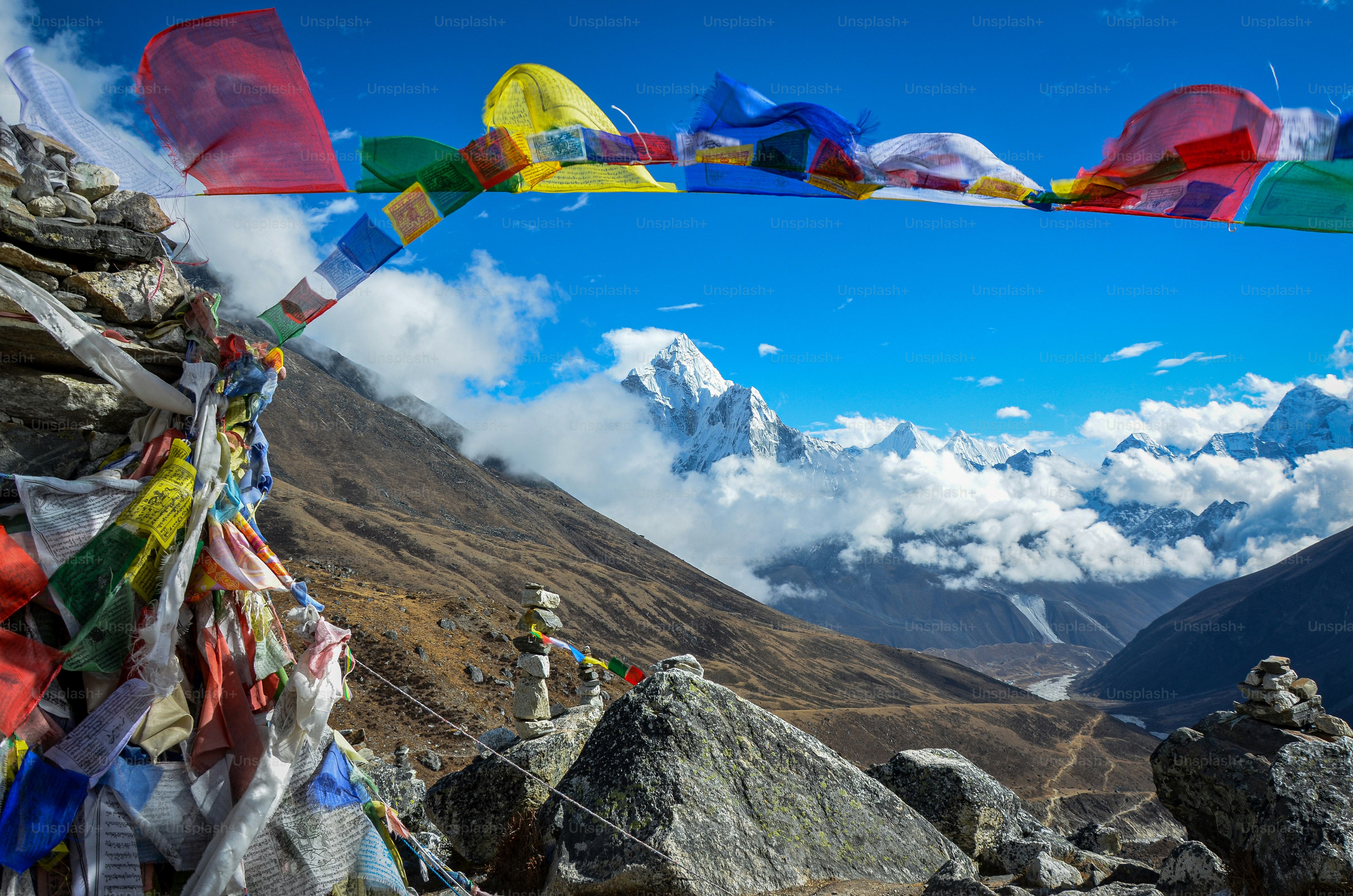 Blick auf eine Bergkette von einem Felsvorsprung