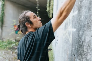 Un uomo che scrive sul lato di un muro